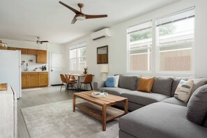 Een smart-tv en boeken