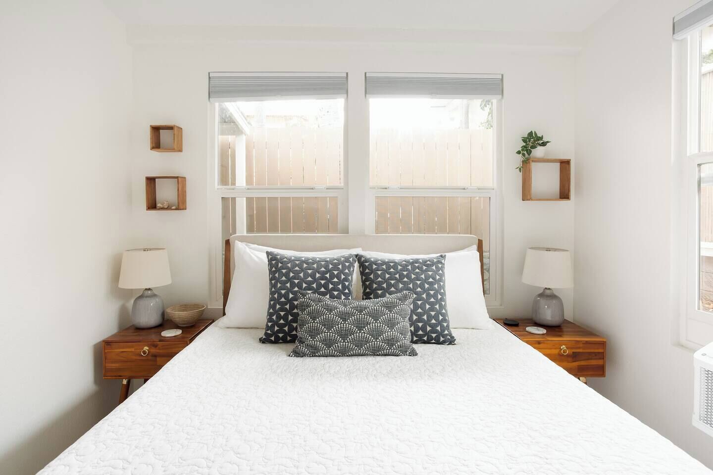 2 habitaciones, tabla de planchar con plancha y cuna de viaje 