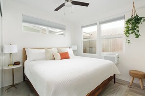 2 slaapkamers, een strijkplank/strijkijzer, reisbedje, gratis wifi