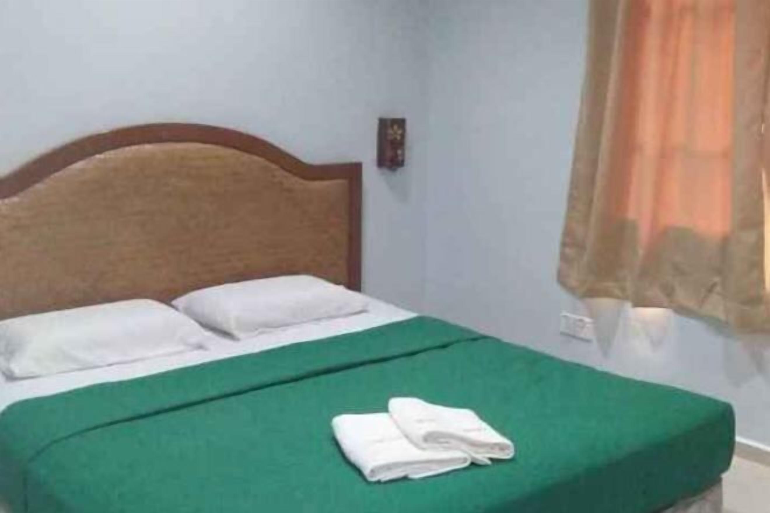 Tabla de planchar con plancha, wifi gratis y ropa de cama 