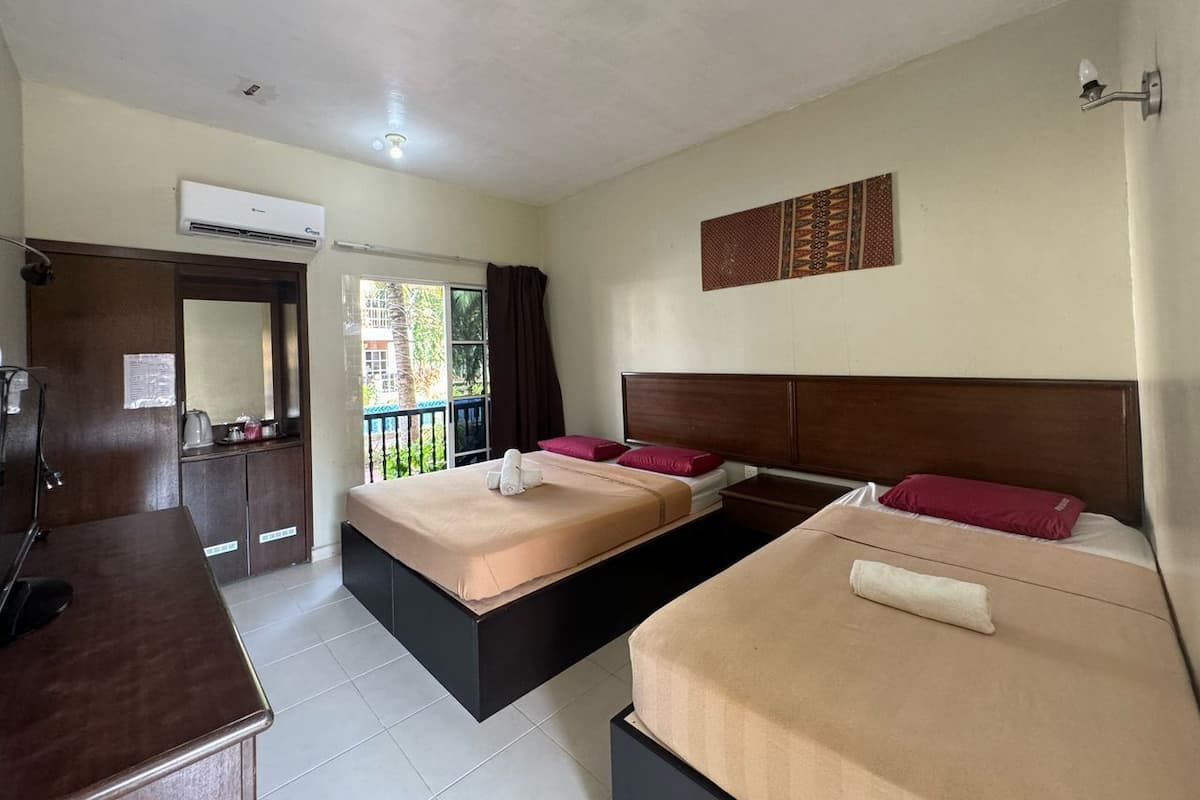 Chambre Triple, balcon, vue piscine