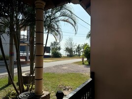 基础四人房, 部分海景 | 熨斗/熨板、免费 WiFi、床单