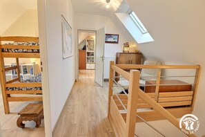 3 habitaciones, tabla de planchar con plancha y cuna de viaje