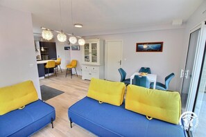 Tv, dvd-spelare, böcker och kontor