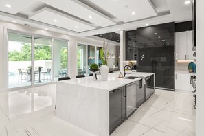 Kylskåp, mikrovågsugn, ugn och spishäll