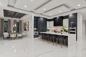 Kylskåp, mikrovågsugn, ugn och spishäll