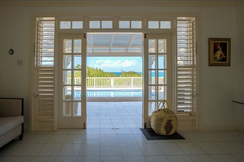 Relax and unwind at Casa Del Compadre in tranquil Silver Sands, Jamaica