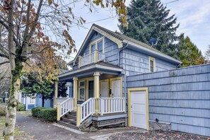 Exterior - Cozy Furnished 1-Bedroom Duplex in North Tabor –Utilities Included Pet Friendly! (Portland)