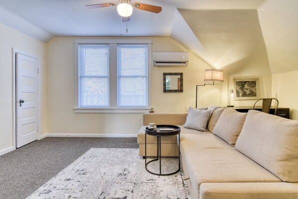 Smart TV - Cozy Furnished 1-Bedroom Duplex in North Tabor –Utilities Included Pet Friendly! (Portland)