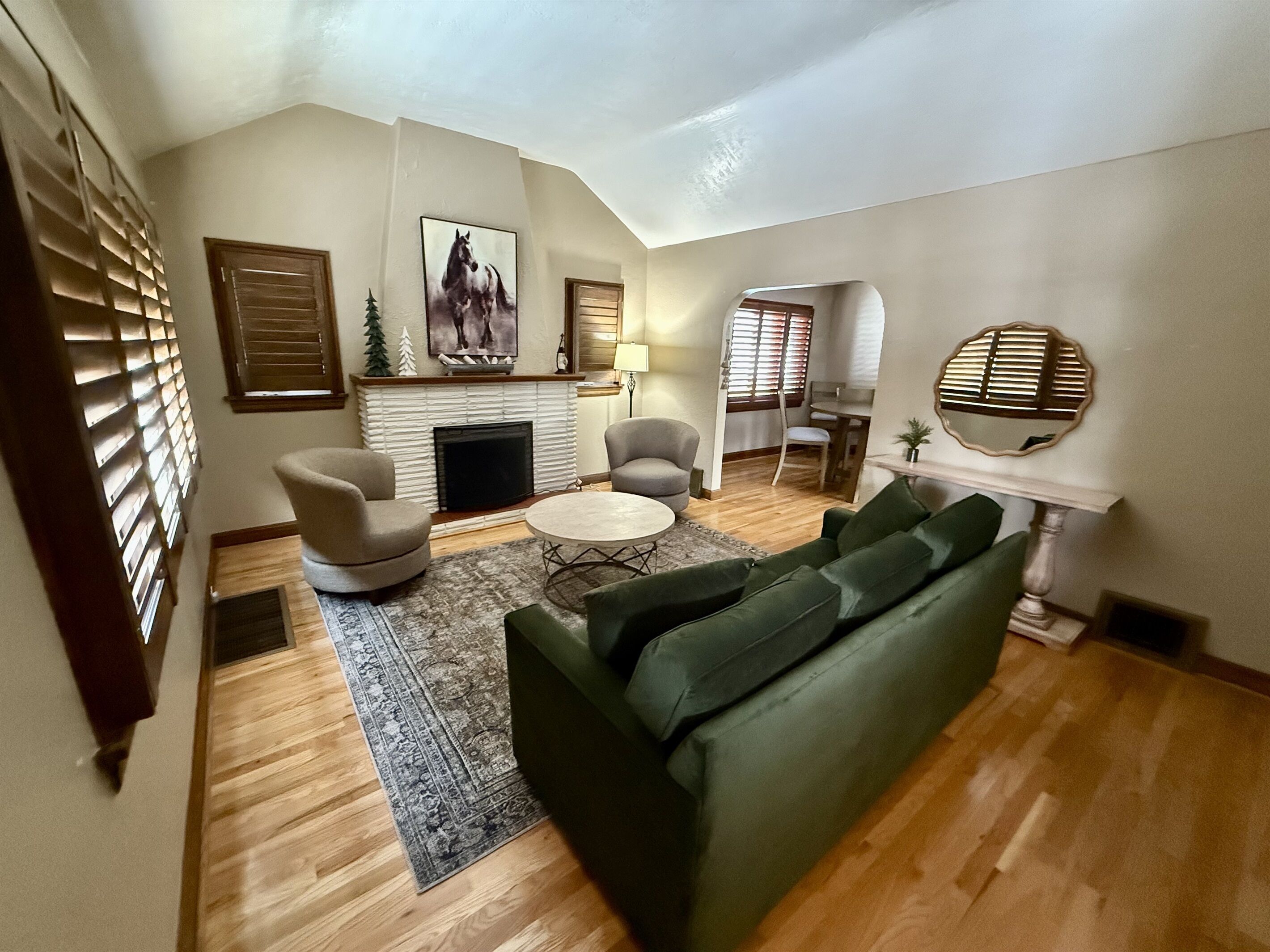 Smart-TV, Kamin, Bücher