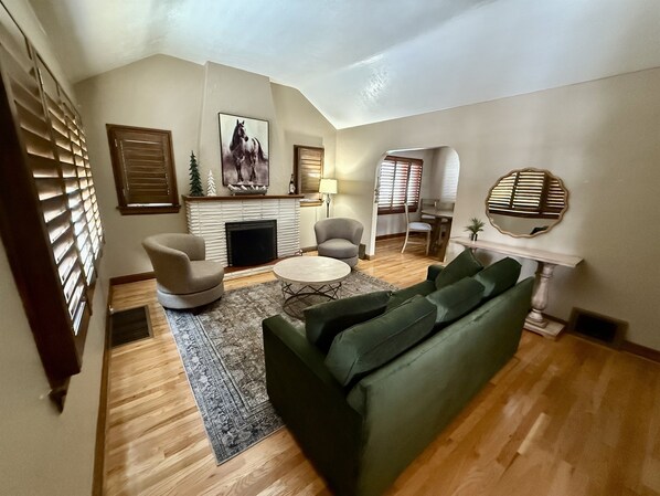 TV connectée, cheminée, livres