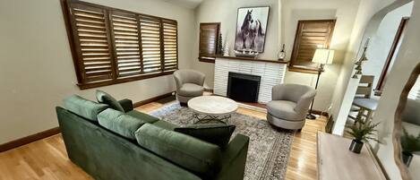 Smart TV, chimenea, libros