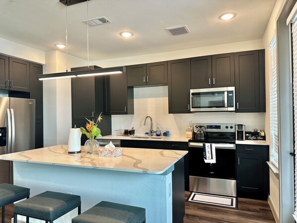 Mikrovågsugn, ugn, spishäll och diskmaskin