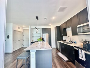 Mikrovågsugn, ugn, spishäll och diskmaskin