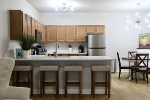 Refrigerador, microondas, horno, placa de cocina