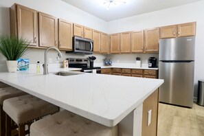 Fridge, microwave, oven, stovetop - Newly Renovated! Walk to campus! "Another Spot that Calls" (Oxford)