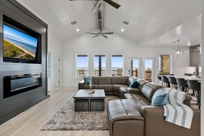 Smart TV, chimenea, futbolito, mesa de ping pong