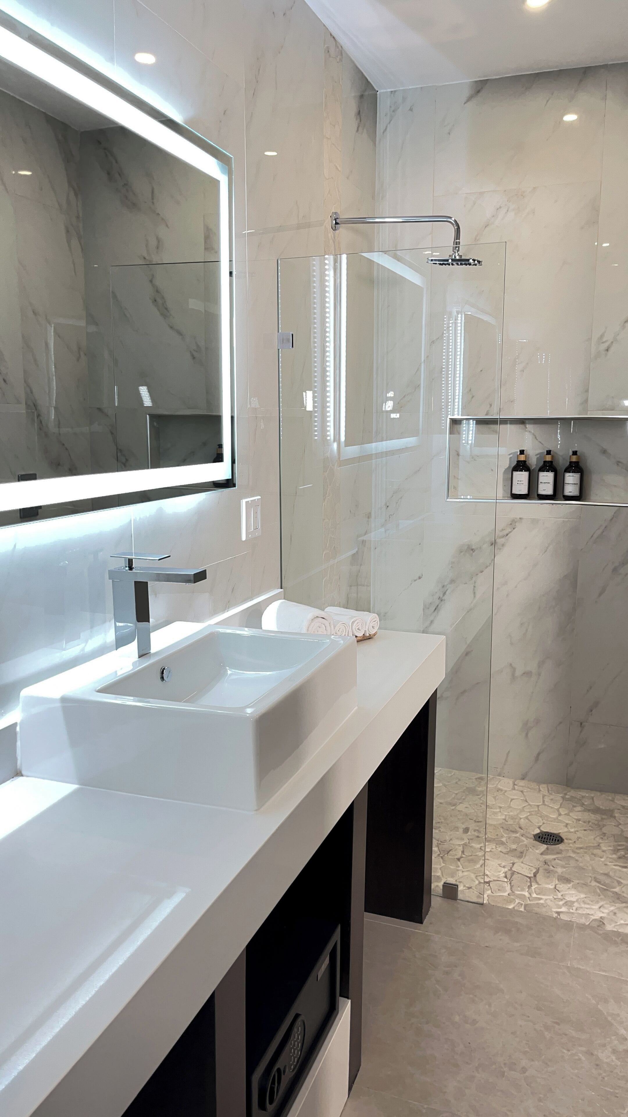 Standardzimmer, 2 Queen-Betten, Stadtblick | Badezimmer | Dusche, Haartrockner, Handtücher, Seife