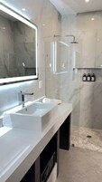 Ducha, secador de pelo, toallas, jabón