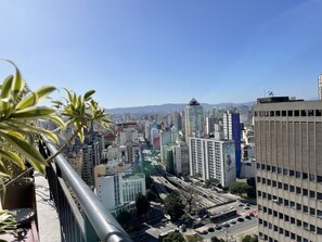 A cityscape with high-rise buildings, a clear sky, and a view of a busy street with vehicles. - Ycp-studio613 in S o Paulo (São Paulo)