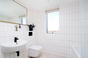 Shower, towels, shampoo