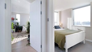 Une chambre à coucher avec un lit, une fenêtre et une vue sur la ville.