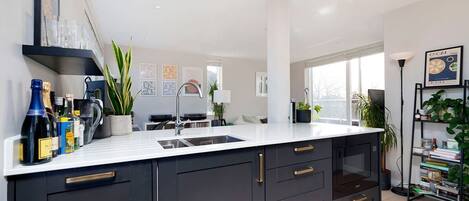 Réfrigérateur, micro-ondes, four, plaque de cuisson