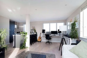 1 habitación, escritorio, tabla de planchar con plancha y wifi 