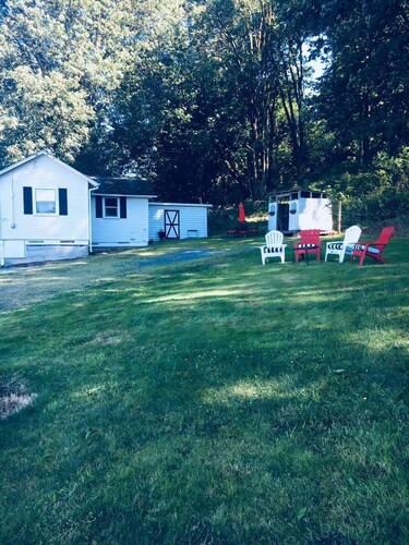 Charming 2-bedroom farmhouse with AC, WiFi in the charming town of Snohomish!