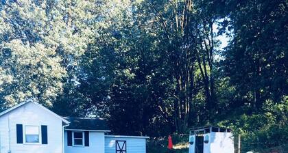 Charming 2-bedroom farmhouse with AC, WiFi in the charming town of Snohomish!