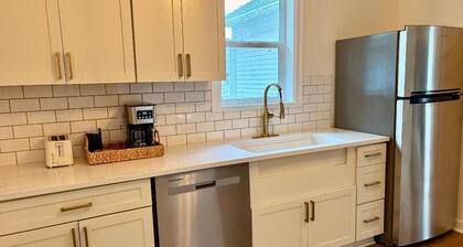 Charming 2-bedroom farmhouse with AC, WiFi in the charming town of Snohomish!