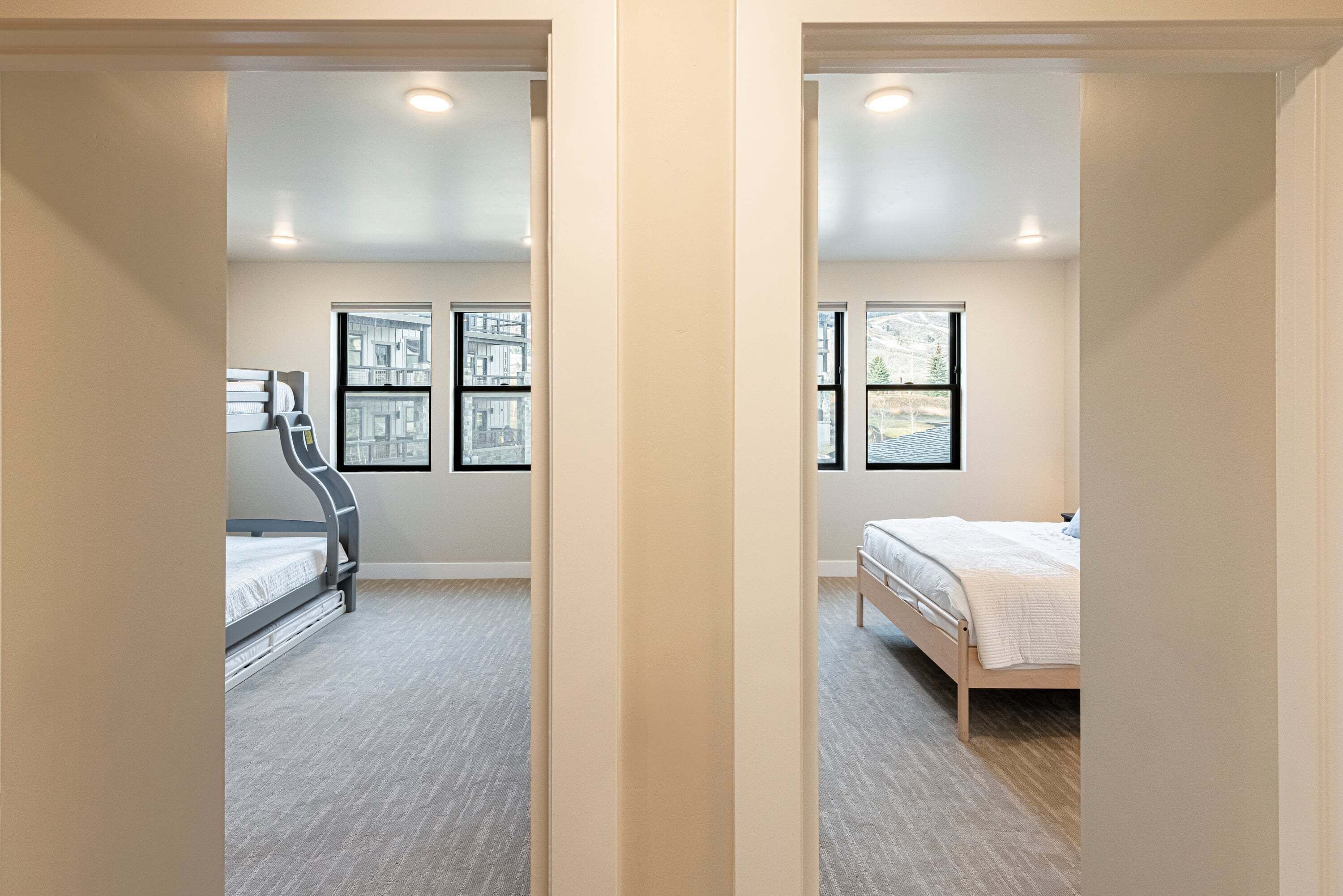 Une chambre à coucher avec un lit, une fenêtre et une porte.