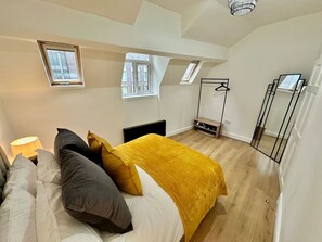 2 soverom, strykejern/-brett, reiseseng for barn og wi-fi