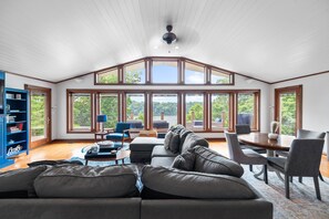 Télévision, cheminée, jeux vidéo, baby-foot