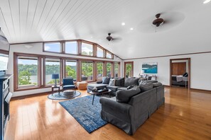 Télévision, cheminée, jeux vidéo, baby-foot