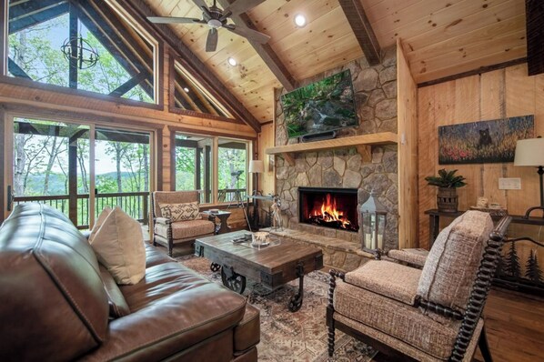 TV, fireplace, DVD player - Near River Tubing, Hiking, Dining, Gem Mining & Mini-Golf! - Aska Favor (Cherry Log)