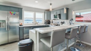 Réfrigérateur, micro-ondes, four, plaque de cuisson