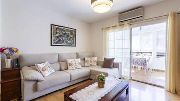 House, 4 Bedrooms, Terrace | Living area