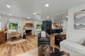 Smart TV, fireplace - Elm Cottage | Hot Tub | Newly Remodeled (Fredericksburg)