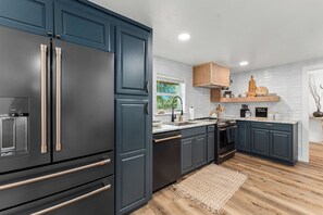 Fridge, microwave, oven, stovetop - Elm Cottage | Hot Tub | Newly Remodeled (Fredericksburg)