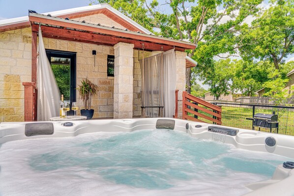 Terrace/patio - Elm Cottage | Hot Tub | Newly Remodeled (Fredericksburg)