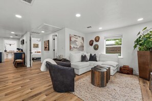 Smart TV, fireplace - Elm Cottage | Hot Tub | Newly Remodeled (Fredericksburg)