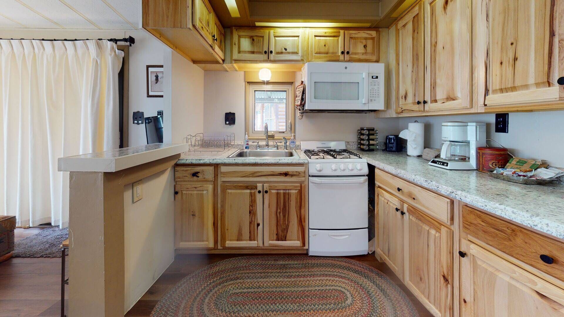 Kylskåp, mikrovågsugn, ugn och spishäll