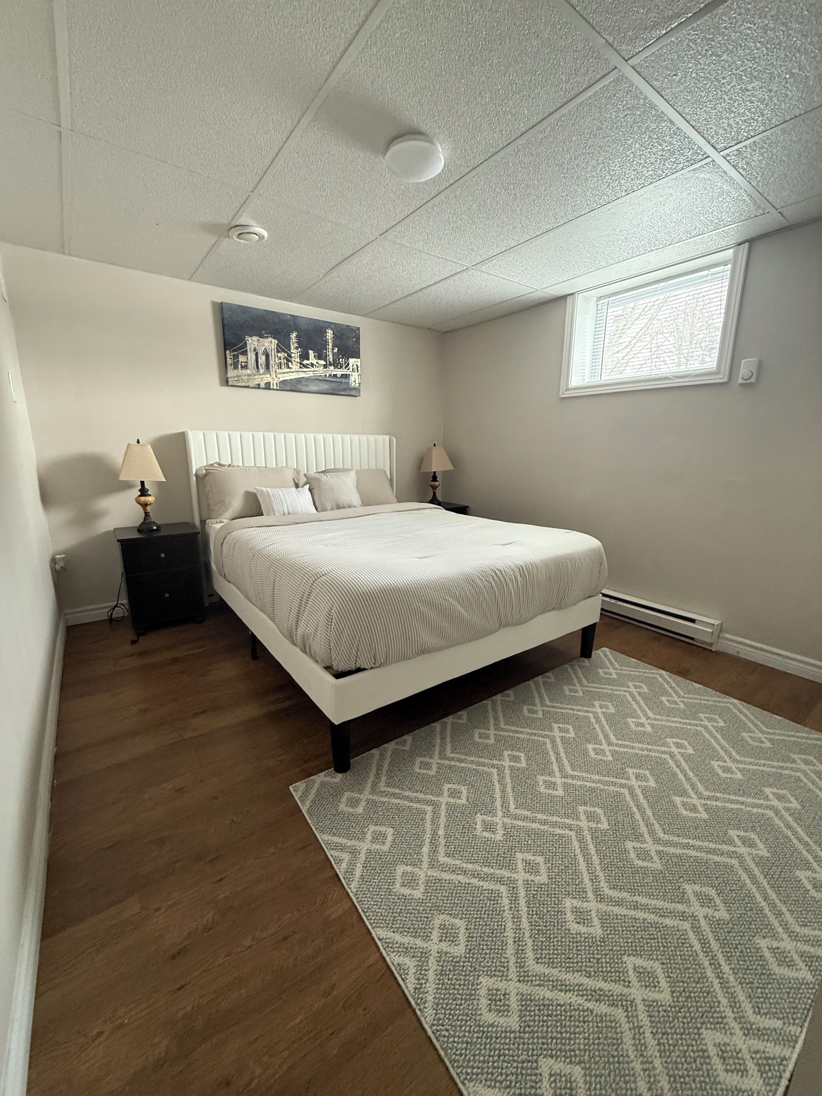 2 bedrooms, desk, WiFi, bed sheets