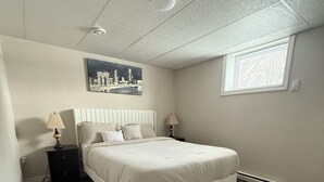 2 bedrooms, desk, WiFi, bed sheets