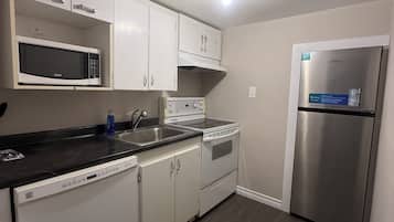 Jääkaappi, mikroaaltouuni, uuni, liesi