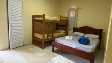 Quarto quádruplo conforto, ar-condicionado | Frigobar, Wi-Fi de cortesia, roupa de cama