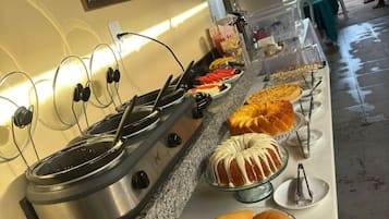 Café da manhã com buffet grátis todos os dias