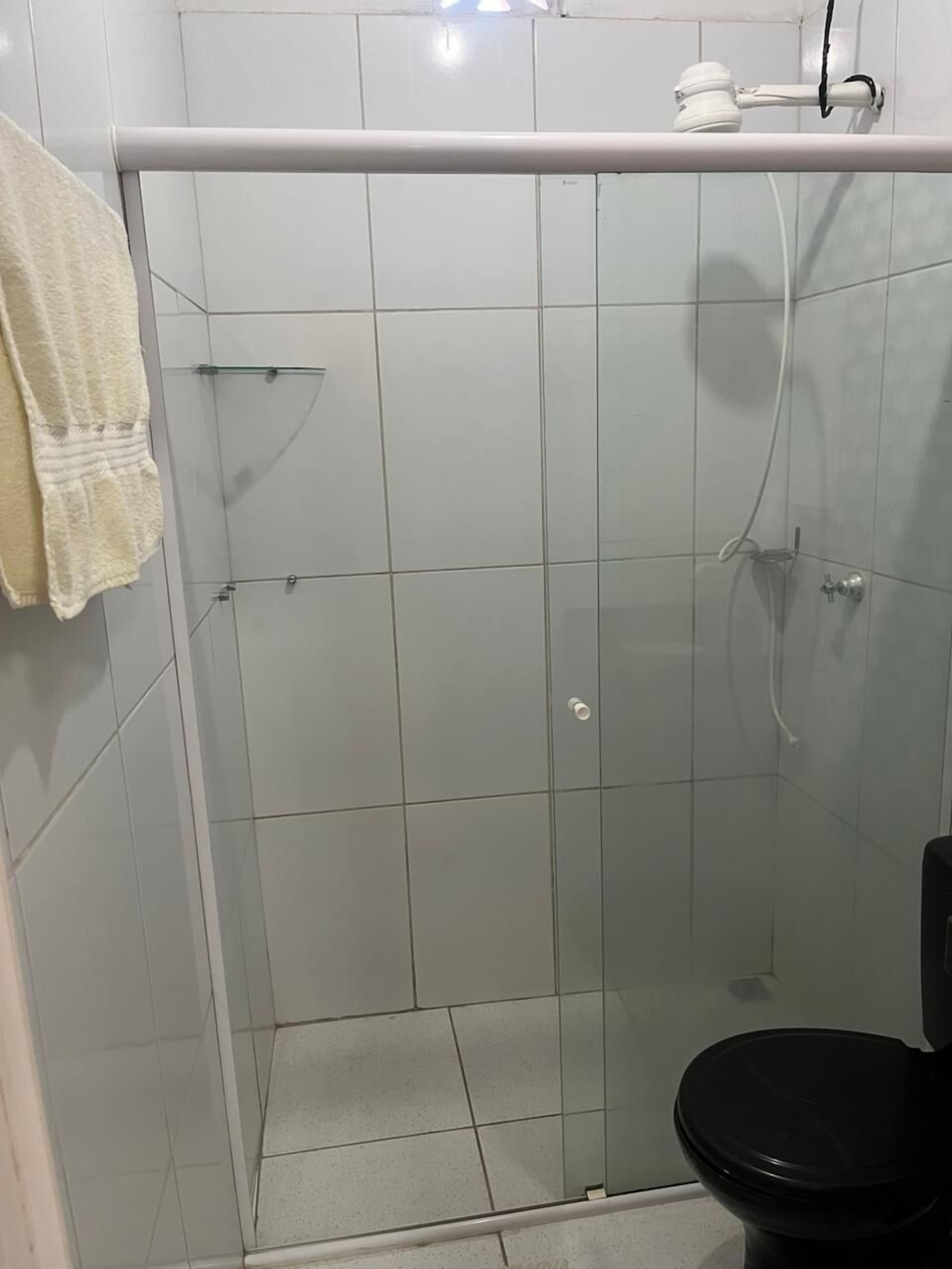 Quarto quádruplo conforto, ar-condicionado | Banheiro | Chuveiro, toalhas de banho, sabonete, shampoo