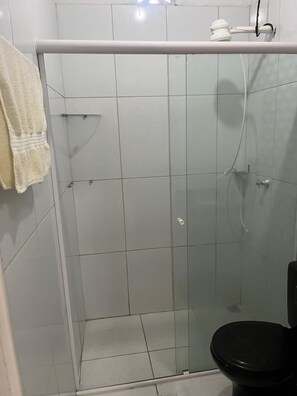 Comfort Quadruple Room, Air conditioning | Bathroom | Shower, towels, soap, shampoo - Pousada BG Lençóis (Barreirinhas)